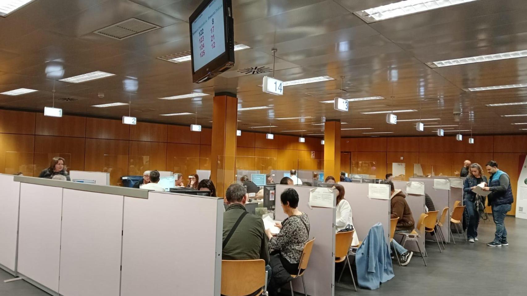 Contribuyentes realizando la declaración de la Renta.