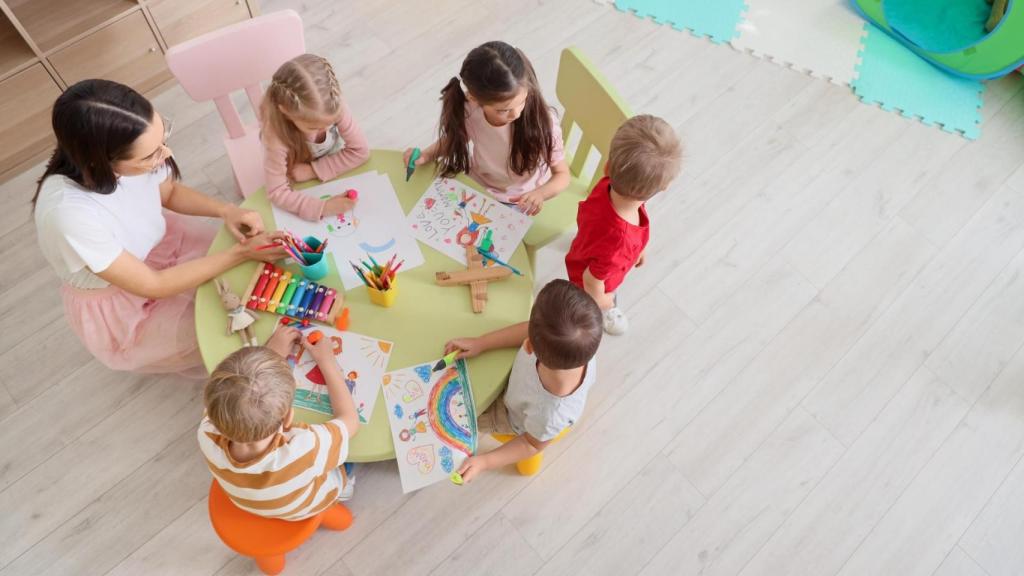 Niños y profesora en la clase