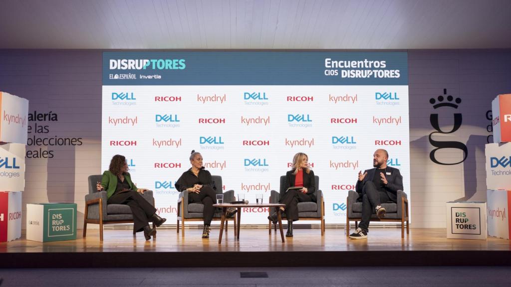 De izquierda a derecha: Noelia Hernández, redactora jefa de DISRUPTORES; la experta en Ciberseguridad de RICOH, Mónica Sanyer; la vicepresidenta de Ciberseguridad y Resiliencia de Kyndryl, Karen Gaines; y el responsable de Presales en la región de Iberia de Dell Technologies, Óscar Rivas.