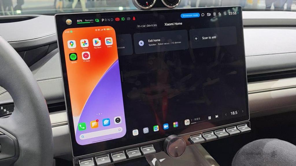 Móvil de Xiaomi en la pantalla del Xiaomi SU7