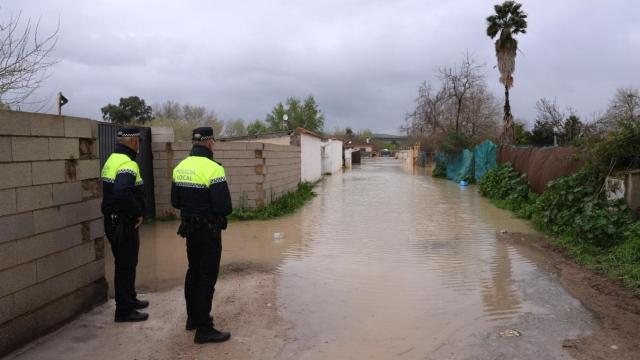 La Policía Local vigila la crecida del río Guadalquivir en Córdoba por la lluvia y los desembalses.