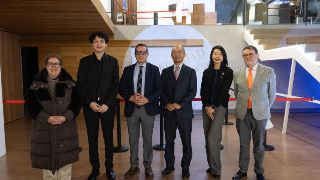 Autoridades en la inauguración de la Semana Cultural del Japón en el teatro Juan del EnzinaL