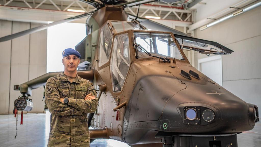 El teniente coronel Jorge Aguado posa junto a un HA-28 Tigre, las aeronaves del BHELA I