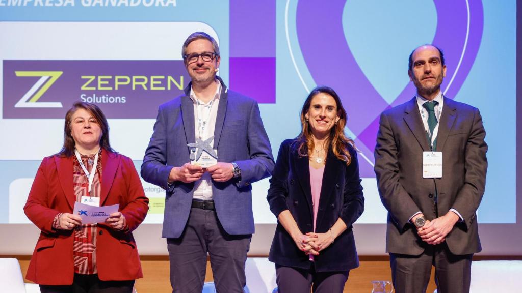Asier Villafranca, segundo por la izquierda, en la entrega del Premio EmprendeXXI, impulsados por el Ministerio de Industria y Turismo, a través de Enisa, y CaixaBank, a través de DayOne.