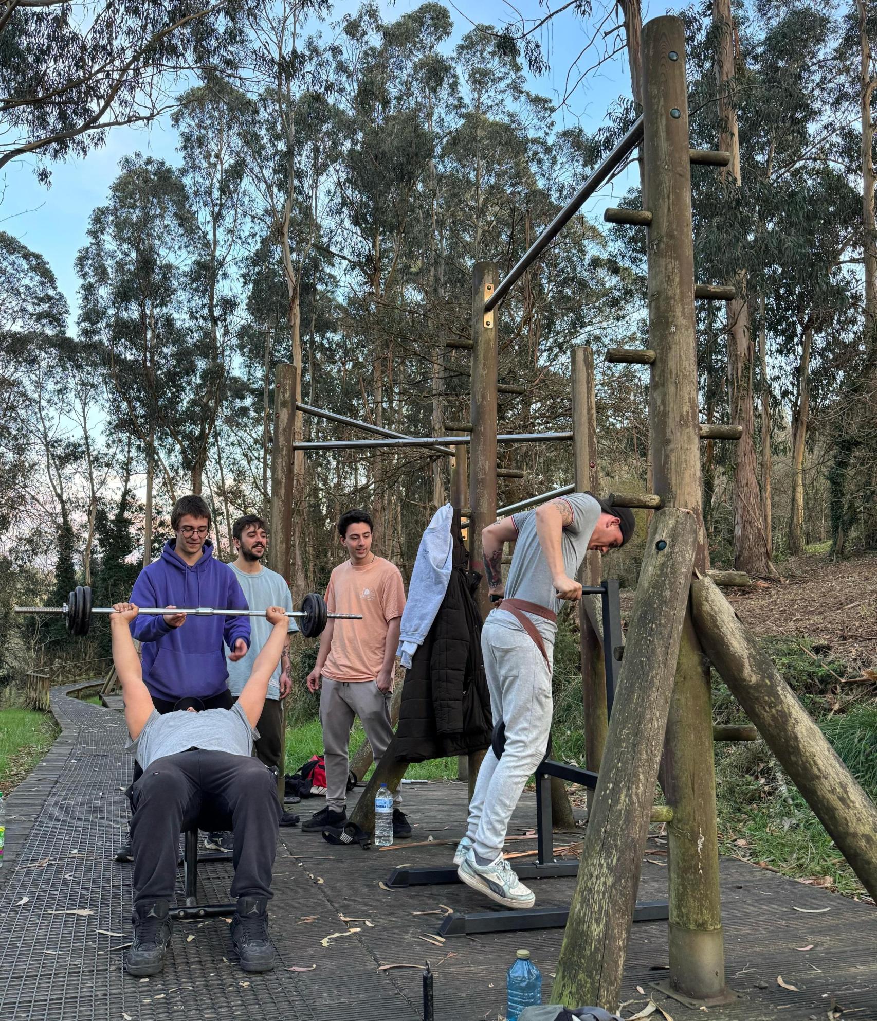 Grupo de chicos practicando deporte.