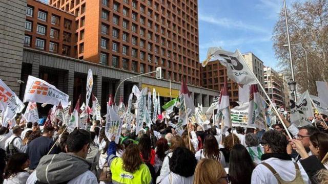 Médicos manifestándose frente al Ministerio de Sanidad.