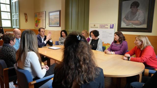 Conrado Íscar en una reunión con trabajadores sociales.