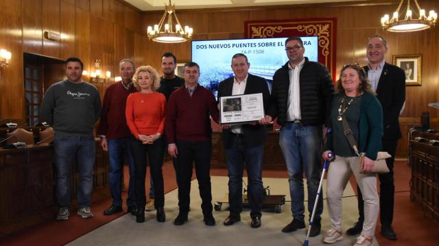 El presidente de la Diputación de Zamora, Javier Faúndez, presenta dos puentes que se construirán sobre el río Tera en la carretera ZA-P-1508