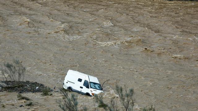 Una furgoneta es arrastrada por el río Campanillas a su paso por Almogía (Málaga).