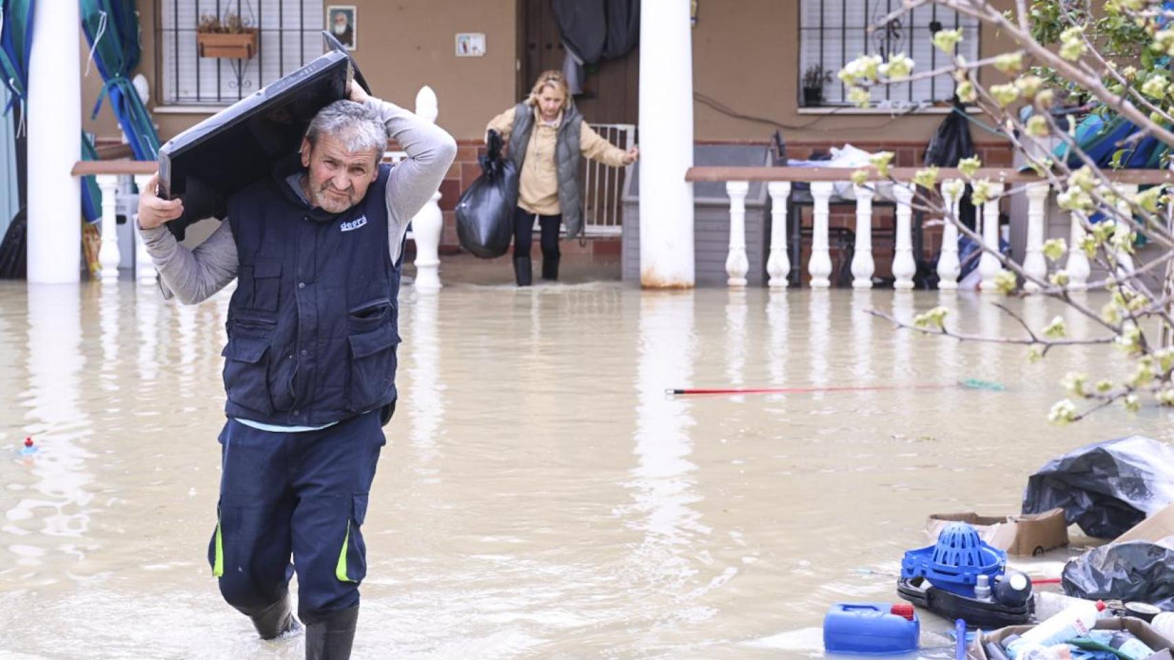 Borrasca Martinho, última hora | Buscan a un varón arrastrado por la corriente en Málaga y precaución por el río Manzanares en Madrid