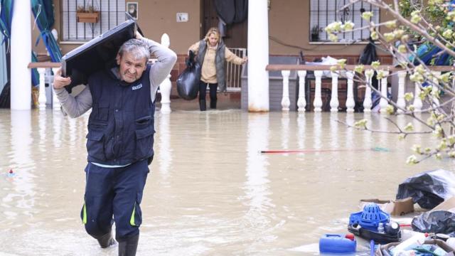 Vecinos desalojando sus casas en Córdoba ante la crecida del río.