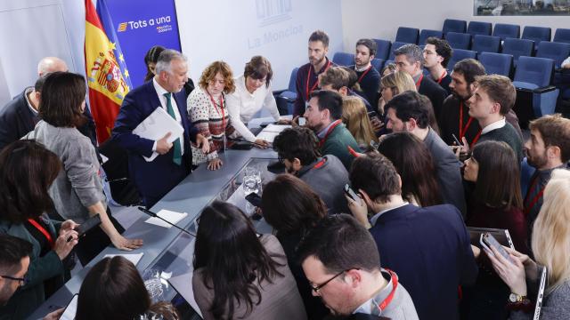 Los periodistas rodean a Ángel Víctor Torres, titular de Política Territorial, este martes tras la rueda de prensa posterior al Consejo de Ministros.