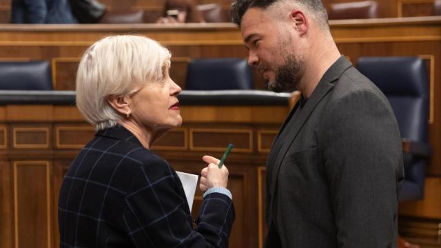 La secretaria segunda de la Mesa del Congreso, Isaura Leal, y el portavoz de ERC en el Congreso, Gabriel Rufián, a su llegada a una sesión plenaria en el Congreso de los Diputados, a 18 de marzo de 2025.