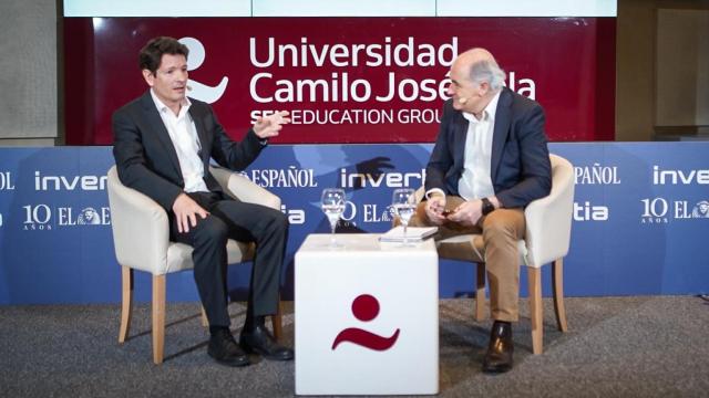 Javier Montes (ING) charla con Fernando Pastor (EL ESPAÑOL-Invertia) durante el V Observatorio de las Finanzas.