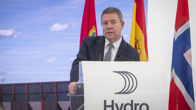 El presidente de Castilla-La Mancha, Emiliano García-Page, ha colocado, en Torija, la primera piedra de la planta que la compañía ‘Hydro’ proyecta en esta localidad.