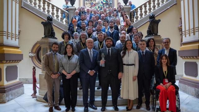 López Miras posando con la Biznaga de Plata, junto a De la Torre y representantes del festival y cineastas.