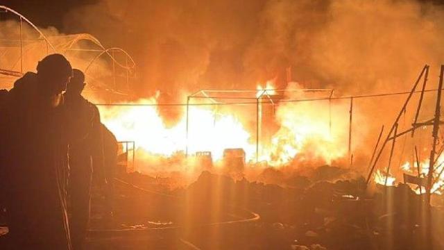 Un incendio provocado por los ataques israelíes sobre el norte de Gaza este martes.