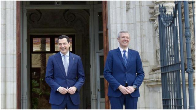 El presidente de la Junta de Andalucía, Juanma Moreno, y el de la Xunta de Galicia, Alfonso Rueda