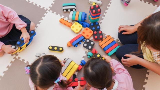 Niños y niñas en una escuela infantil