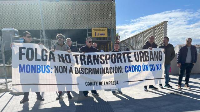 Concentración de trabajadores del autobús urbano de Santiago frente a la estación intermodal.