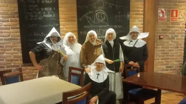 Las monjas clarisas en su restaurante  junto a comensales disfrazados