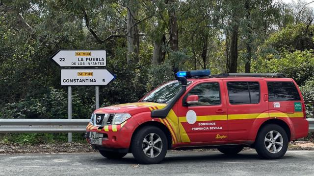 Un vehículo de Bomberos de la Diputación de Sevilla en la carretera donde desapareció el matrimonio.