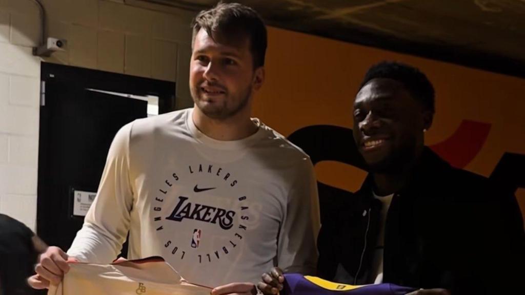 Luka Doncic y Alphonso Davies tras el partido de los Lakers ante San Antonio Spurs.