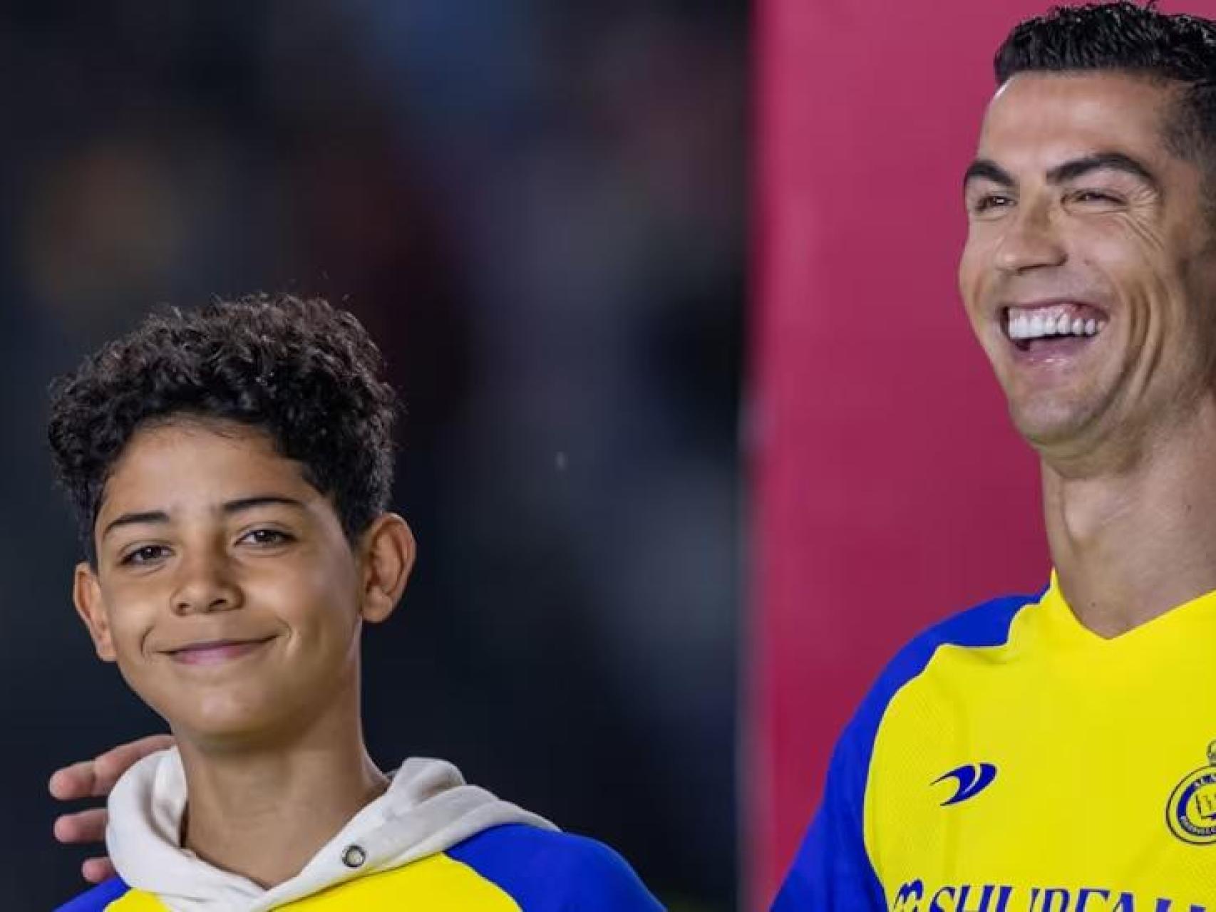 Cristiano Ronaldo junto con su hijo en la presentación con Al Nassr.