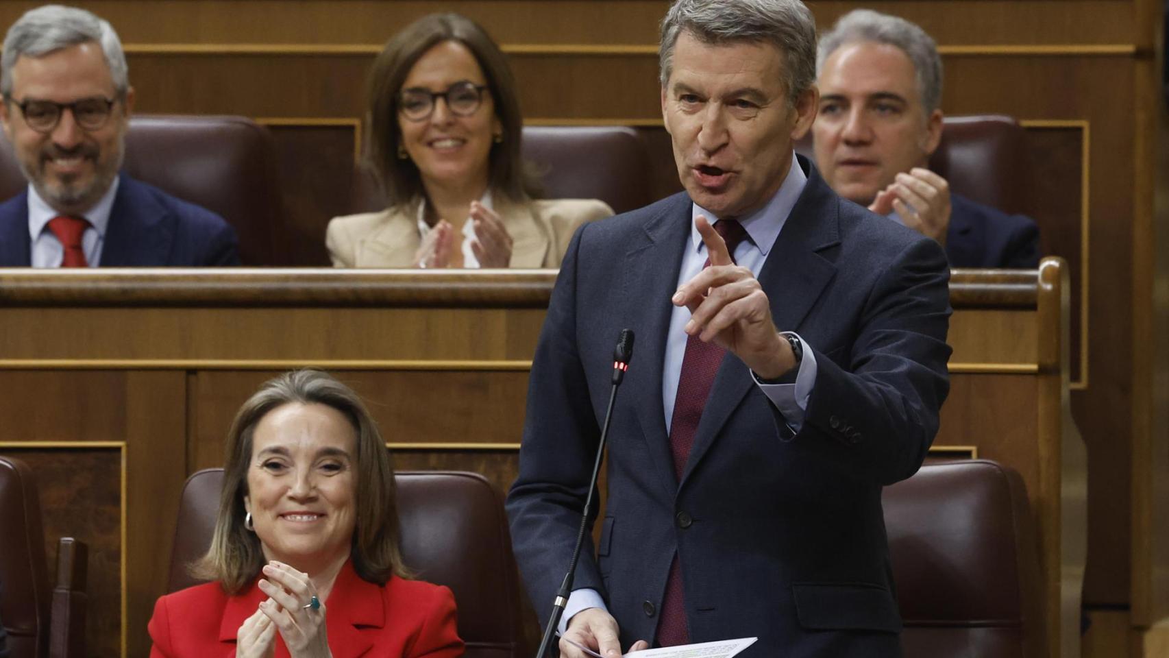 Feijóo sorprende a Sánchez preguntándole por las presiones a Prisa y el uso de Telefónica, y el presidente elude contestar