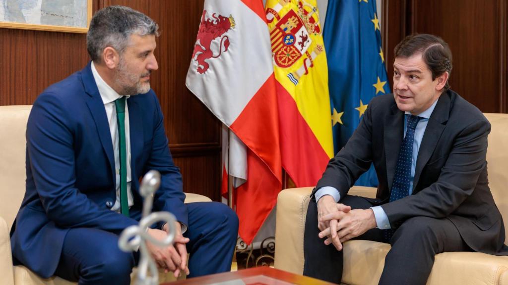 Reunión de Mañueco con el alcalde de San Emiliano, David Marcello