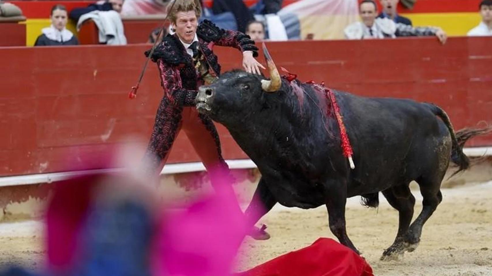 Embestida a Borja Jiménez. EFE