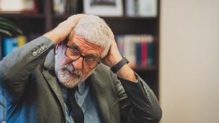 El filósofo, pedagogo y maestro Gregorio Luri, gesticulando durante su entrevista con EL ESPAÑOL.