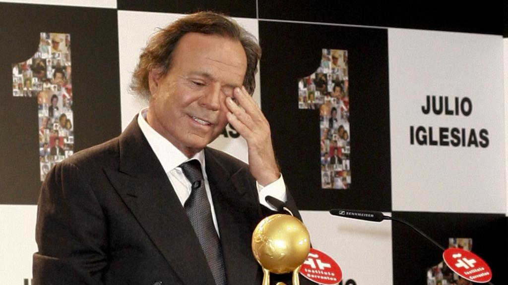 Julio Iglesias, emocionado, recibe un premio en el año 2011