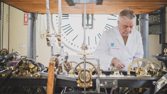 El relojero Jesús López-Terradas en el reloj de Sol.