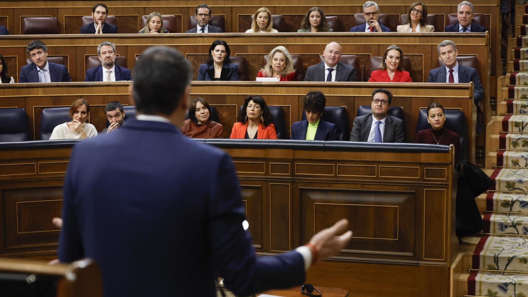 Sánchez empieza a parecerse a la caricatura que hacen sus enemigos de él