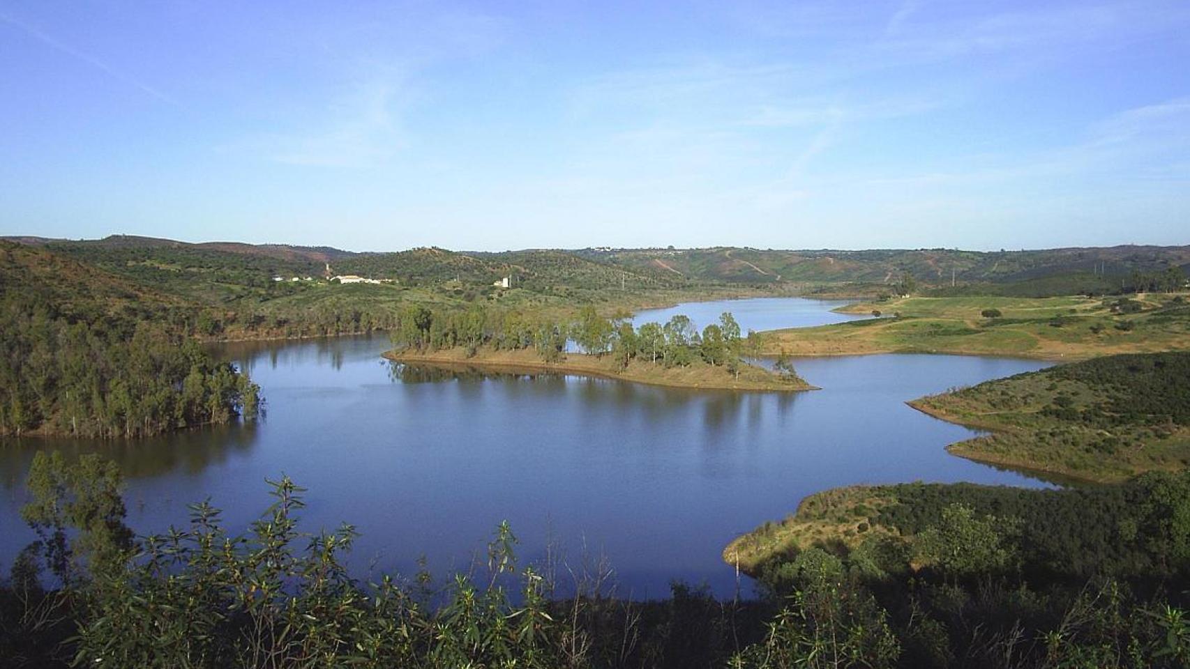 El embalse de El Agrio no puede recibir más agua.