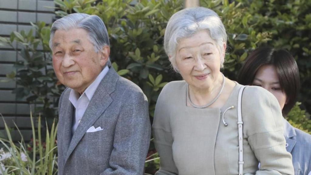 El emperador Emérito Akihito con su esposa, Michiko, en una imagen tomada en mayo de 2019.