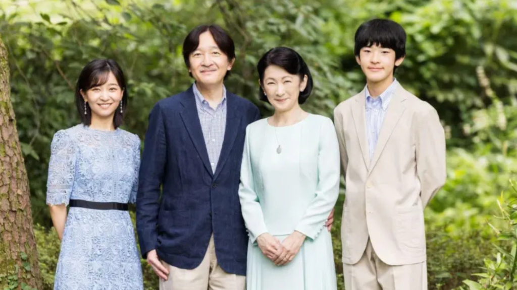 Su imperial destaca al príncipe heredero y a la princesa heredera Akishino y a su familia.