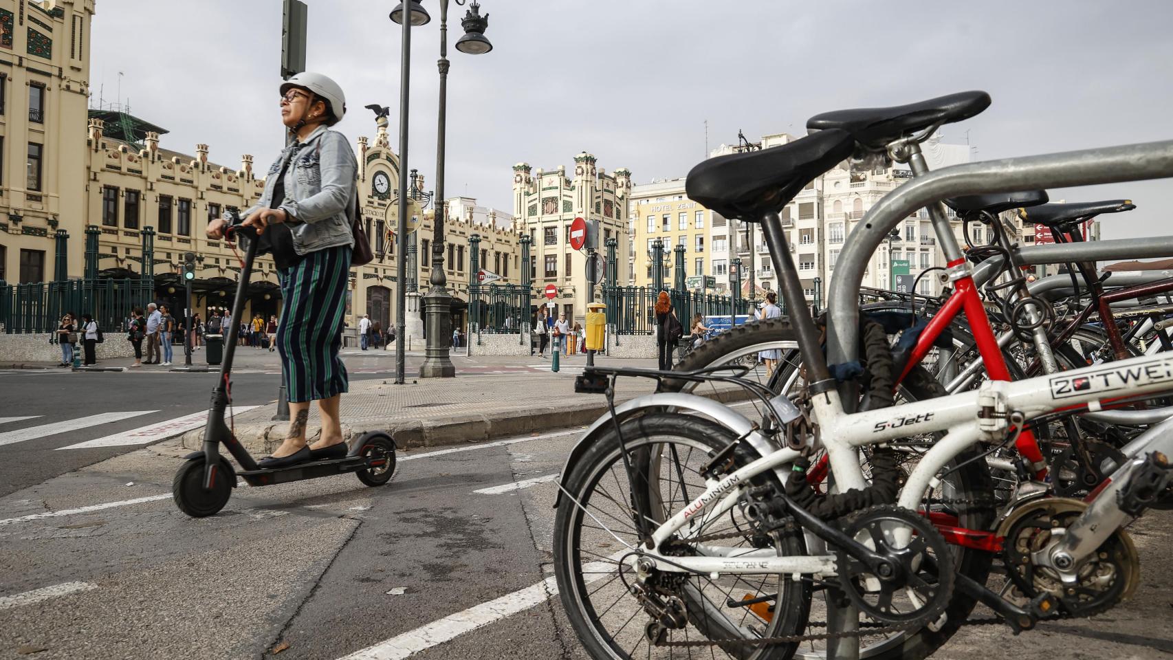 Muere un joven de 17 años que circulaba en patinete tras ser arrollado por un coche en el centro de Valencia