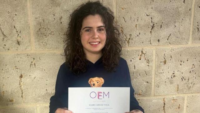 Isabel Arnaiz con su diploma de ganadora de las II Olimpiadas Femeninas de Matemáticas Españolas