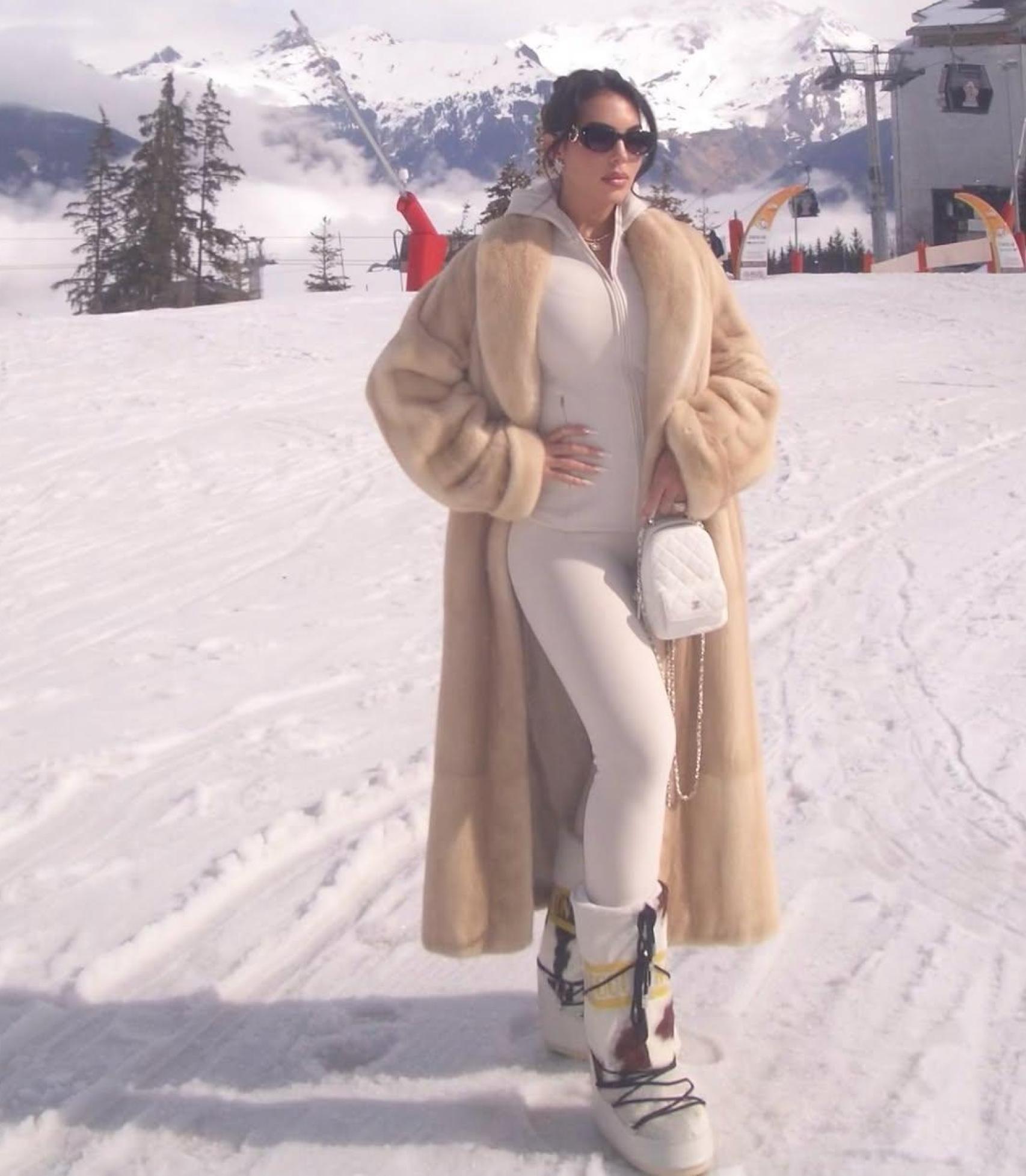 Georgina Rodríguez con una capa de cabello XXL en los Alpes.