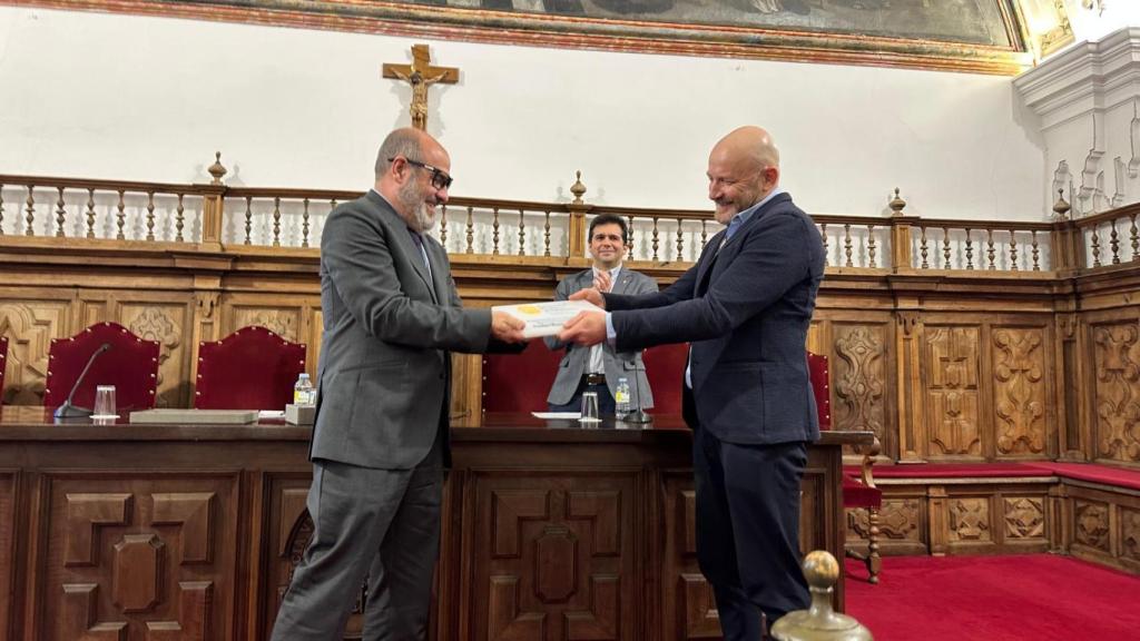 Iván Escobar recoge el premio de la UPSA