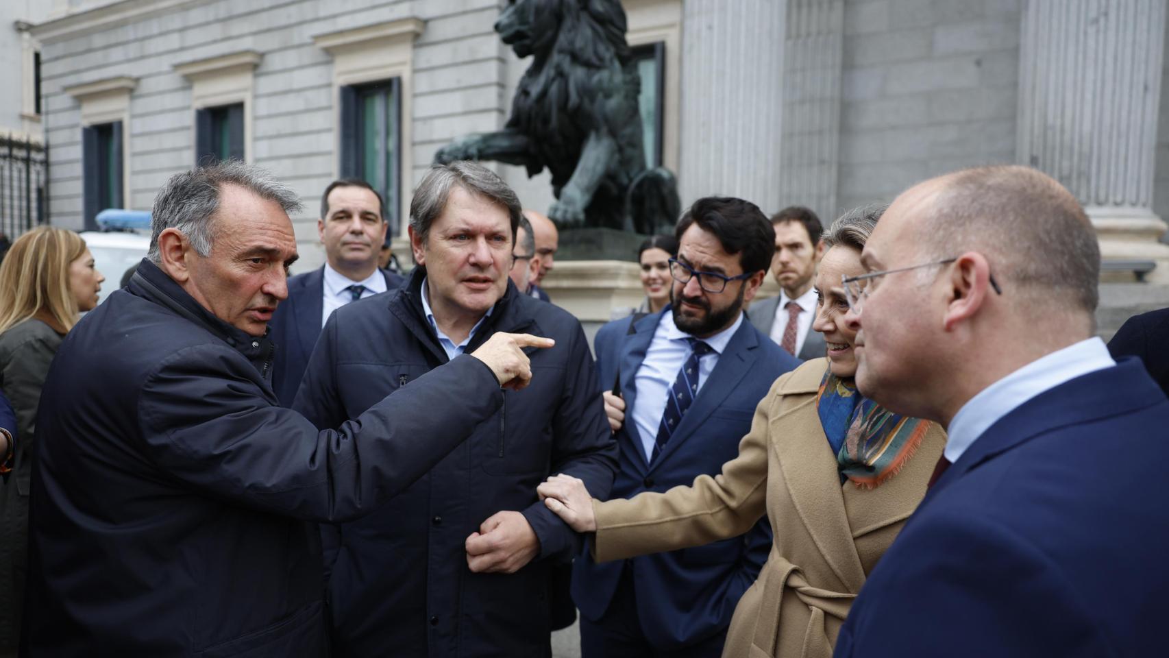 El PP tumba en un mismo día la protección al lobo y la Agencia de Salud en un pleno crispado por el Gobierno y sus socios