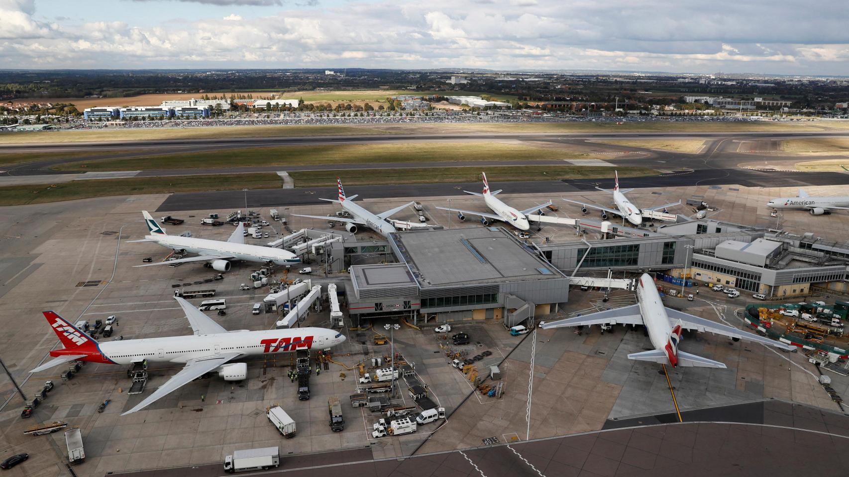 Caos en Londres: el aeropuerto de Heathrow cierra un día entero por un incendio en una estación eléctrica