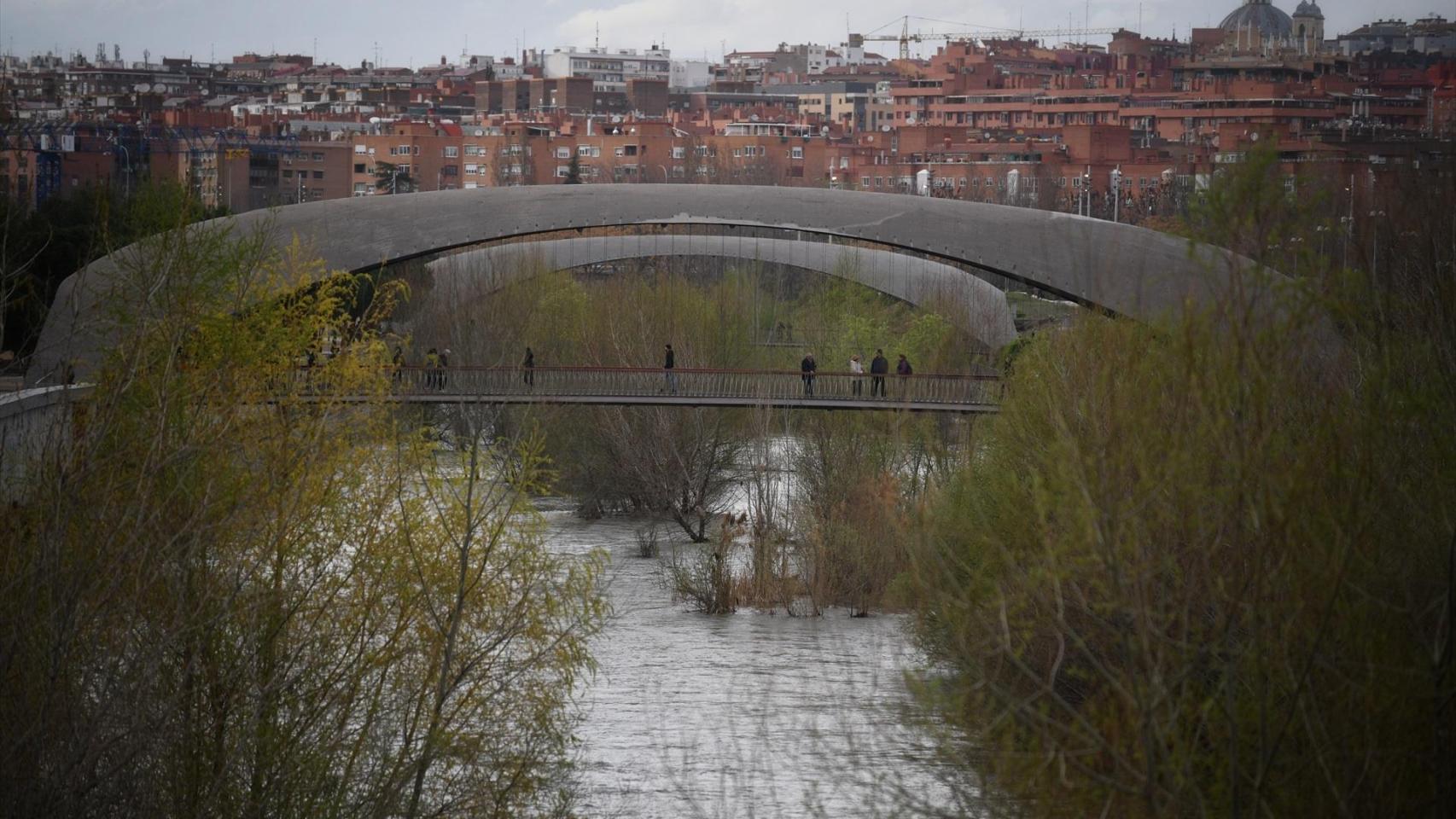 Almeida pide "limitar" los viajes en coche por las lluvias "históricas" y alerta sobre el Manzanares: riesgo en la A-6