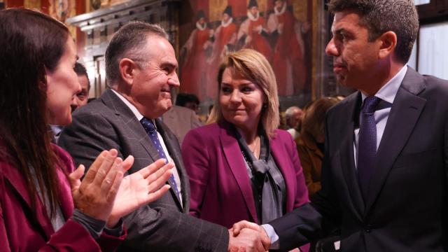 Carlos Mazón estrecha la mano del vicepresidente Francisco José Gan Pampols tras la presentación del diagnóstico. EE