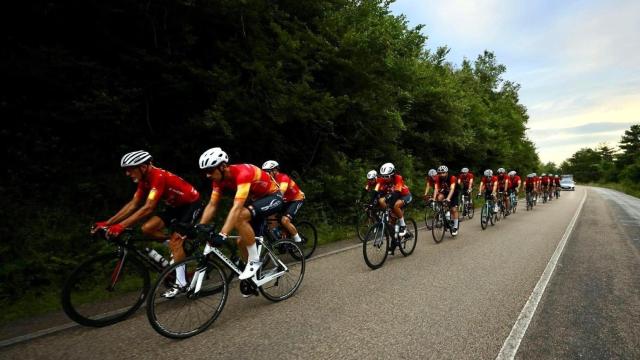 Imagen de la Vuelta ciclista a España de 2024 a su paso por una carretera en Villarrubia de los Ojos (Ciudad Real)