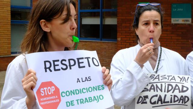 Concentración de los sanitarios en el centro de salud de La Jota