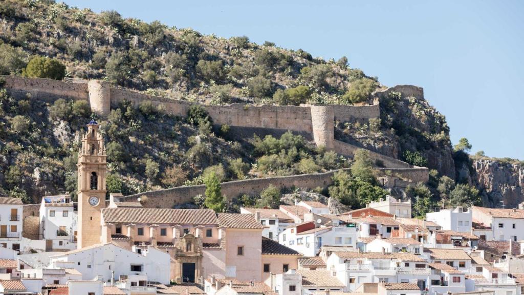 Vista de la muralla de Chulilla (Valencia). Turisme CV