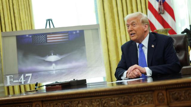 Donald Trump, en el Despacho Oval presentando la compra del F-47